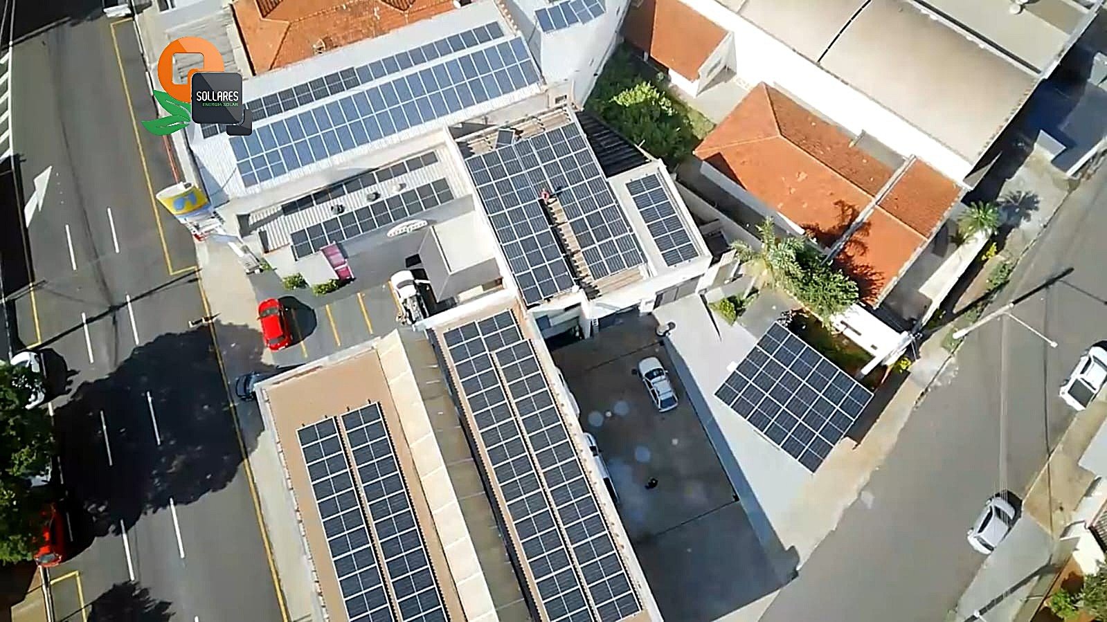 Drone sobre telhado solar